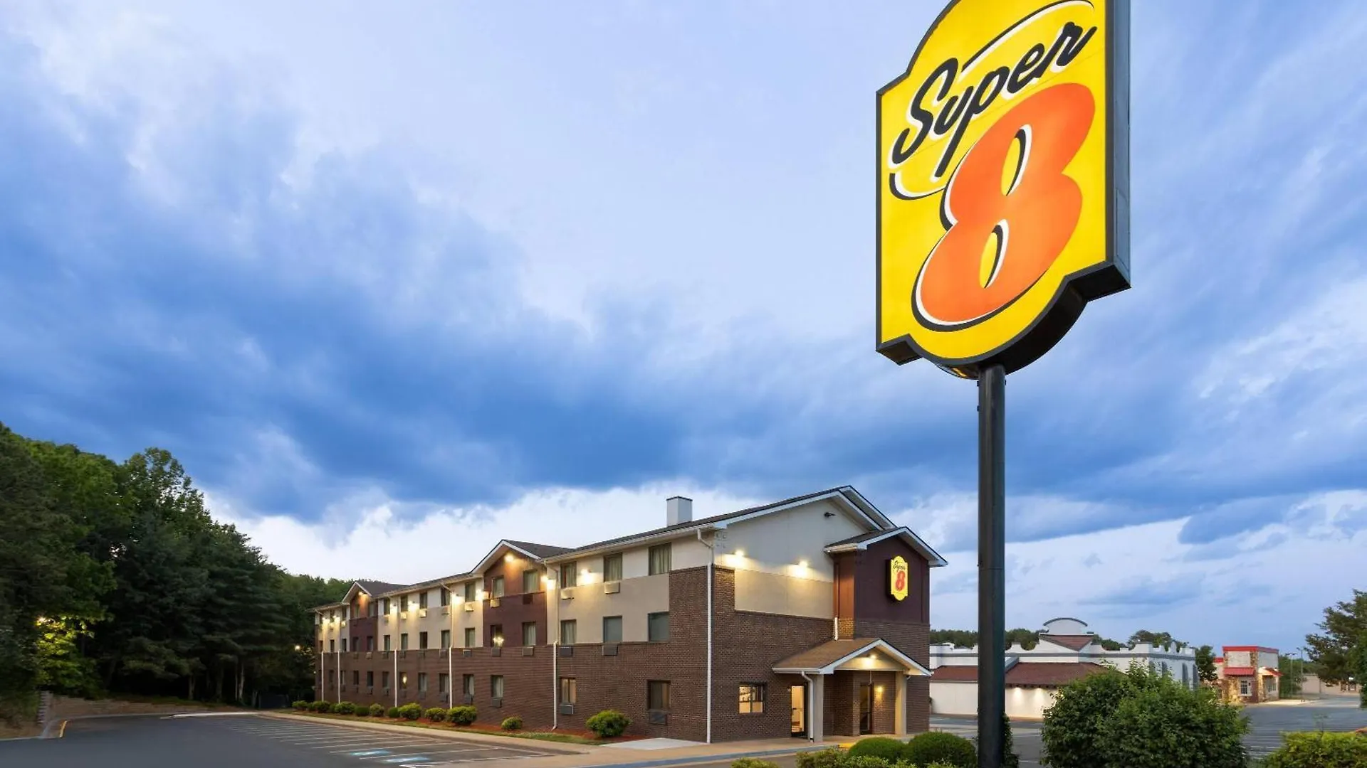 Staying Near Robins Center: 4 Richmond Hotels Compared